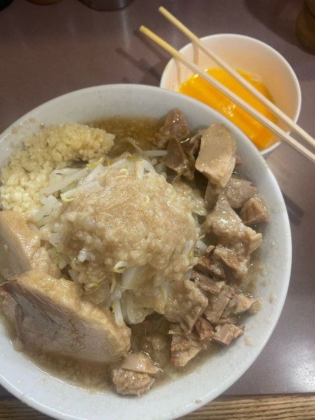 「ラーメン 麺固めニンニク多め油多め 生卵細切れチャーシュー」@ラーメン どんの写真