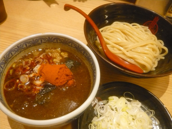 「灼熱つけ麺（極限、小、あつもり、+薬味ねぎ）」@つけ麺専門店 三田製麺所 神田店の写真