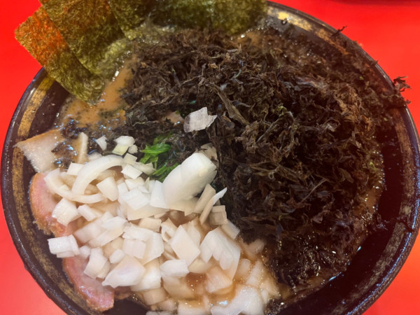 「ラーメン(並)900円＋岩のり200円＋フォロワー玉ねぎ」@横浜家系ラーメン 大輝家の写真