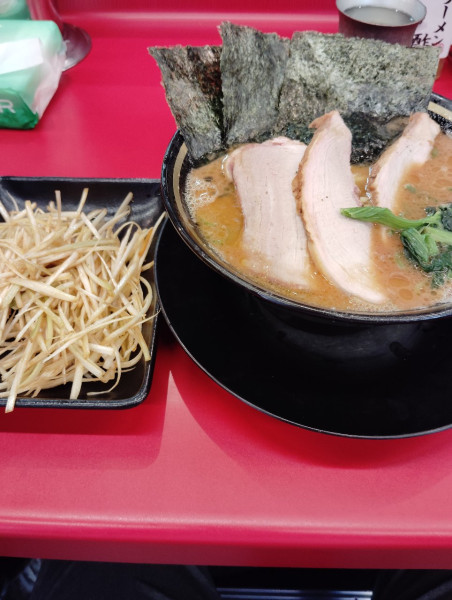 「ネギチャーシュー麺(白)」@IEKEI_TOKYO 王道家直系の写真