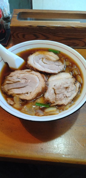 「しょうゆらんしゅうめんﾁｬｰｼｭｰ入り+半ﾗｲｽ」@御食事処 やちよの写真