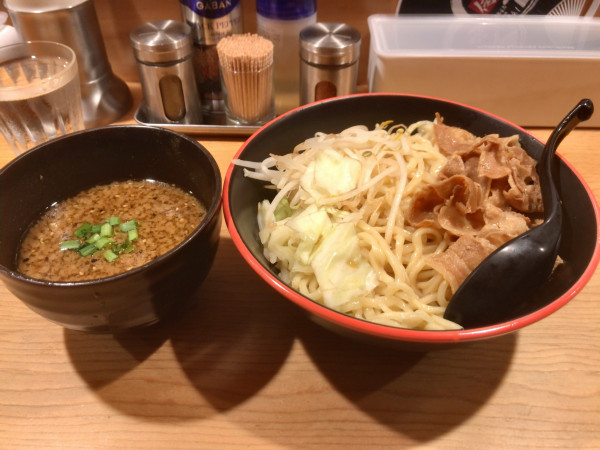 「肉盛りみそつけめん（背脂あり）」@肉盛り味噌らーめん 侍倶楽部 赤羽駅前店の写真