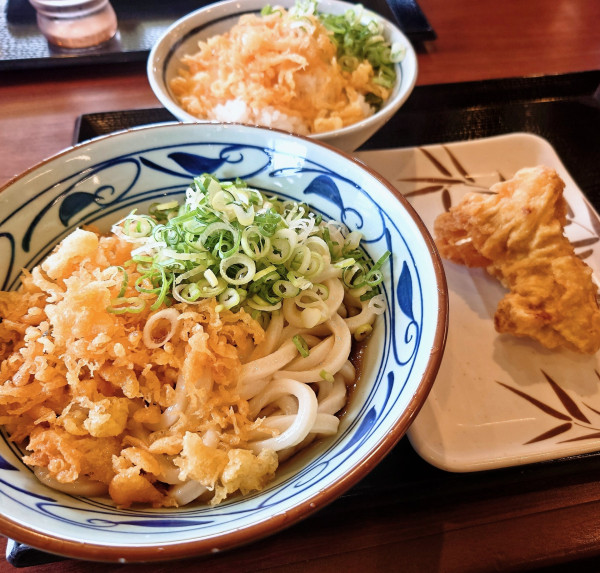 「ぶっかけうどん(大・冷)＋白ごはん＋かしわ天」@丸亀製麺 戸田店の写真