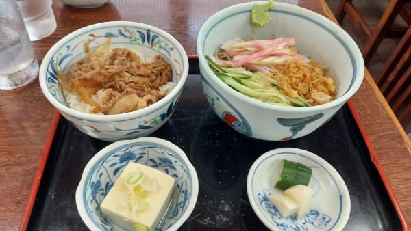 「冷たいたぬき蕎麦セット（ミニ牛丼・小鉢・お新香）1000円」@そば処 大むら 東伊興町店の写真