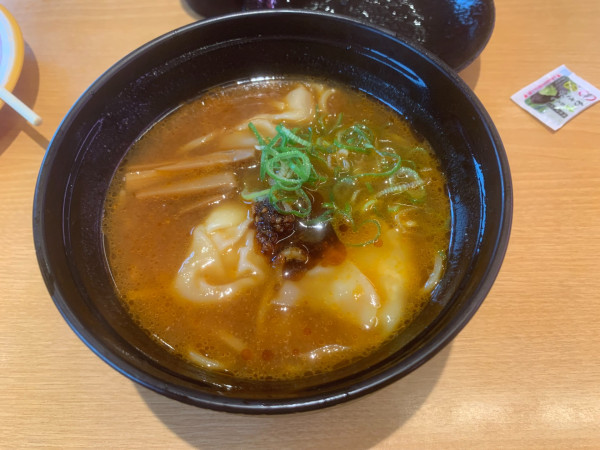 「濃厚えび味噌ワンタンメン 390円」@スシロー 那覇天久店の写真