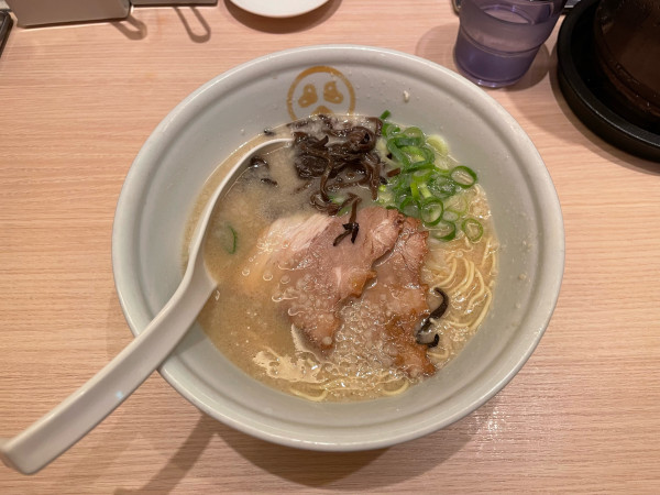 「豚骨ラーメン」@TOKYO 豚骨 BASE MADE by 博多一風堂 ecute品川サウス店の写真