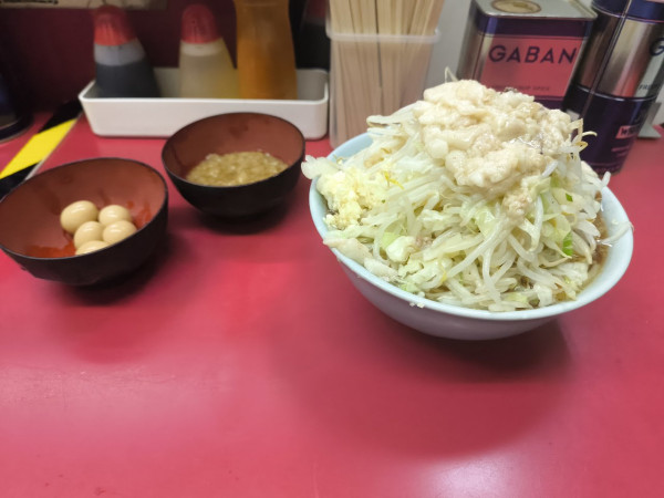 「小ラーメン＋甘い油＋味付けうずら」@ラーメン二郎 中山駅前店の写真