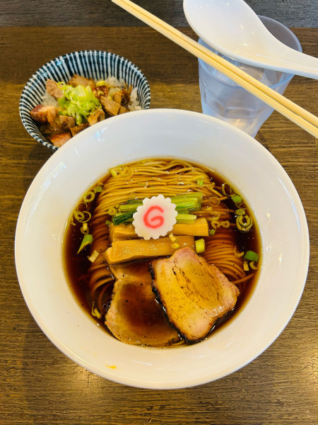 「醤油ラーメン、豚飯」@らーめん楓の写真