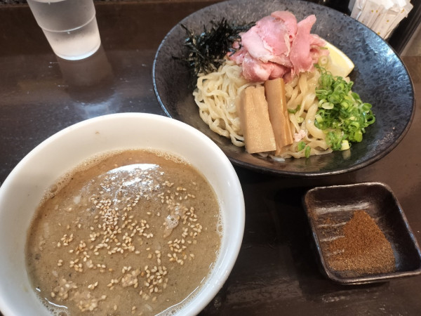 「丸干し鰯の塩つけ麺　1300円」@町田汁場 しおらーめん進化 町田駅前店の写真