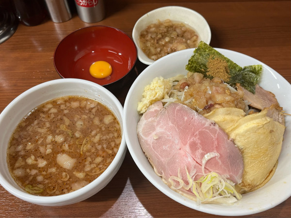 「つけ麺+ローストポーク+南部せんべい+生たまご」@どでん 西川口店の写真