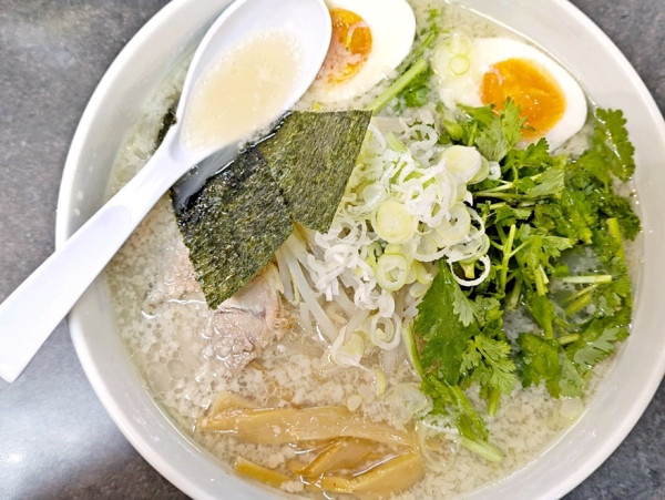 「ハッスル塩パクチーラーメン＋半熟玉子」@ハッスルラーメンホンマ 亀戸本店の写真