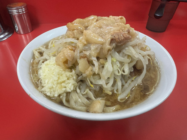 「小ラーメン麺すくなめ（900円）+ニンニク小+あぶら」@ラーメン二郎 柏店の写真