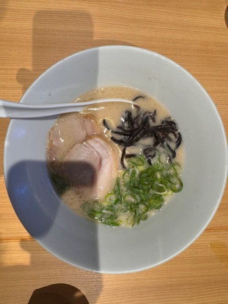 「白丸」@一風堂 THE OUTLETS SHONAN HIRATSUKA店の写真