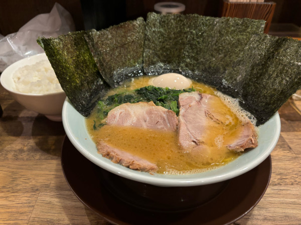「ラーメン全部のせハーフ1150円 ライス大盛り250円」@横浜醤油豚骨ラーメン 銀十の写真