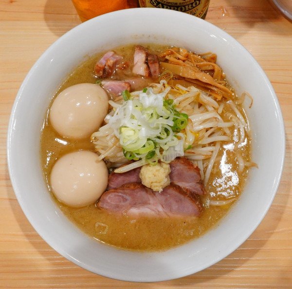 「味噌らーめん＋もやし＋煮玉子×2＋ビール（中瓶）」@三ん寅の写真