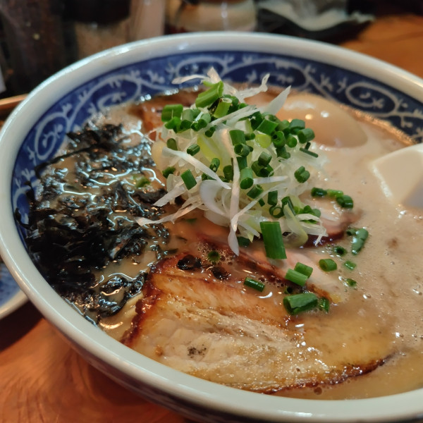 「並900円　卵150円　辛高菜50円　ほぐし豚100円」@愚直の写真