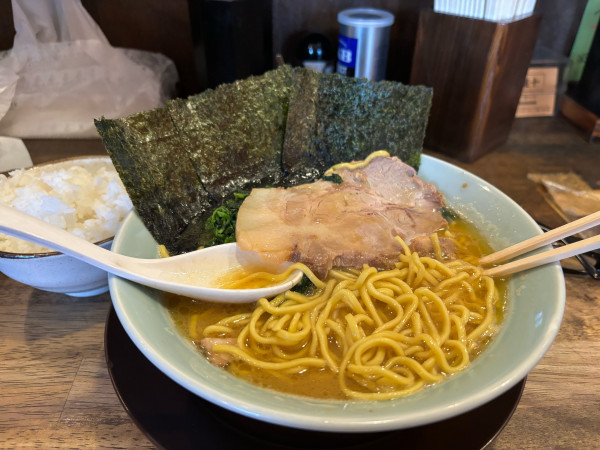 「ラーメン930円大盛り100円ライス無料」@横浜醤油豚骨ラーメン 銀十の写真