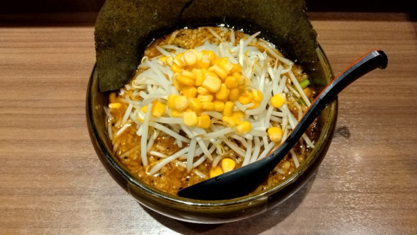 「みそこってりらーめん（背脂あり）950円」@東京スタイルみそらーめん ど・みそ キッテグランシェ店の写真