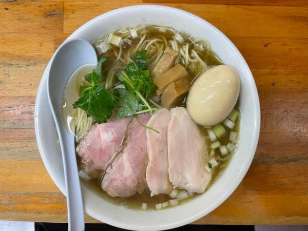「煮干しが薫る白醤油ラーメン特製 ¥1150 大盛 ¥100」@ラーメン いいかおの写真