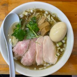煮干しが薫る白醤油ラーメン特製 ¥1150 大盛 ¥100