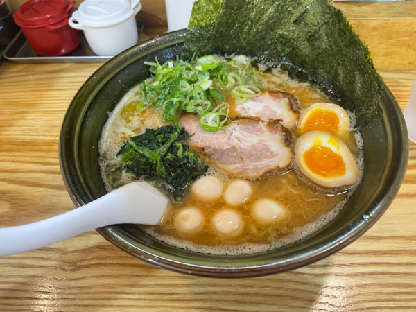 「かなでラーメン　大盛り　チャーシュー、ネギ、ウズラ追加」@横浜家系らーめん 奏家の写真