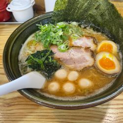 かなでラーメン　大盛り　チャーシュー、ネギ、ウズラ追加