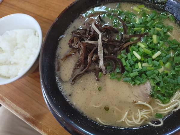 「ラーメン、半ライス、替え玉」@博多長浜らーめん ぼたんの写真
