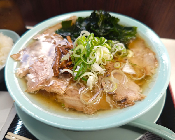 「わかめ中華そば（￥850）+ライス大（無料）」@新橋ニューともちんラーメン 神保町店の写真