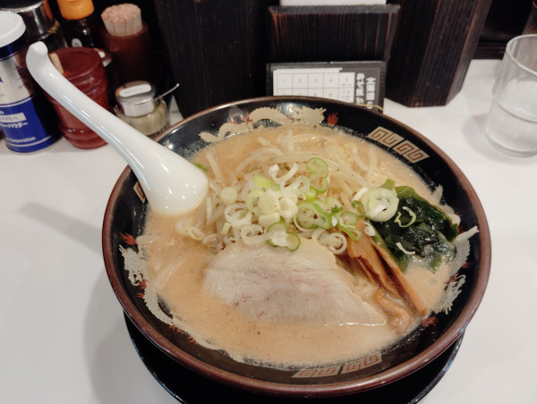 「味噌ラーメン　　　880円」@北海道らーめん みそ熊 新橋店の写真