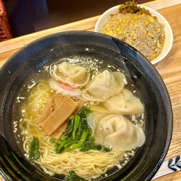 「エビ入りワンタン麺+半チャーハン」@たばち亭の写真