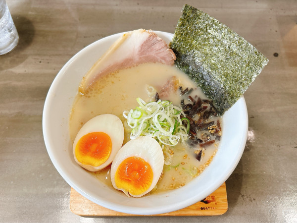 「とんこつラーメン+半熟たまご」@細麺屋 くわとろの写真
