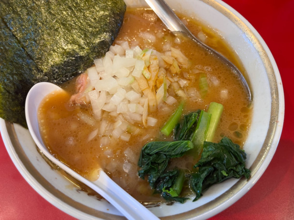 「ラーメン(並)950円＋たまねぎ100円」@ラーメン濱野家の写真