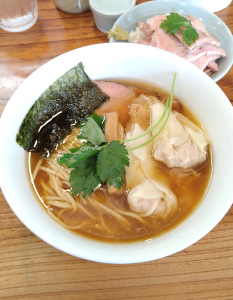 「肉わんたん醤油そば+燻製豚レアチャーシュー丼」@アメノオトの写真