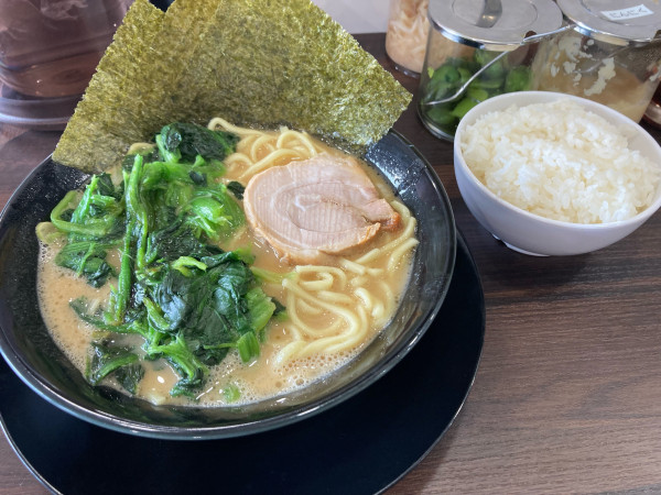「豚骨ラーメン＋ほうれん草＋ライス」@横浜家系ラーメン 一門家 枝松店の写真