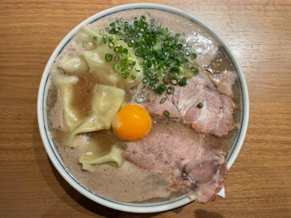 「月見ワンタンメン ¥1100 替玉 ¥150」@三代目 博多 だるま アクアシティお台場店の写真