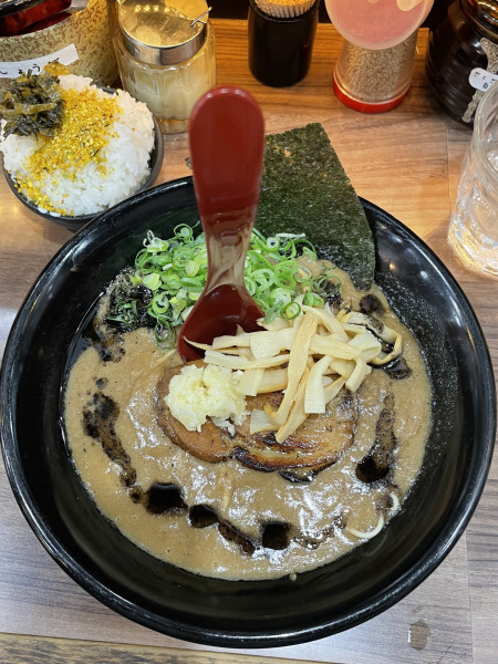 「レンゲが立つラーメン  1,000円 + サービスライス」@特製ラーメンはせがわの写真