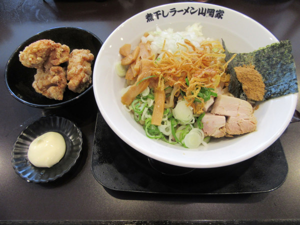 「限定　和節旨塩まぜそば（９２０円）＋唐揚げ２６０円」@煮干しラーメン山岡家 荒川沖店の写真