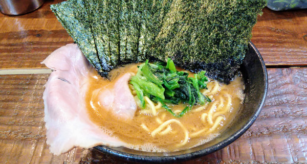 「ラーメン(味濃いめ･麺硬め)+海苔」@麺家 たっとびの写真
