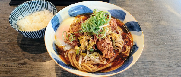「【限定】油淋鶏オンザ辛い冷やしらーめん(温玉-追い飯付)」@らーめん楓の写真