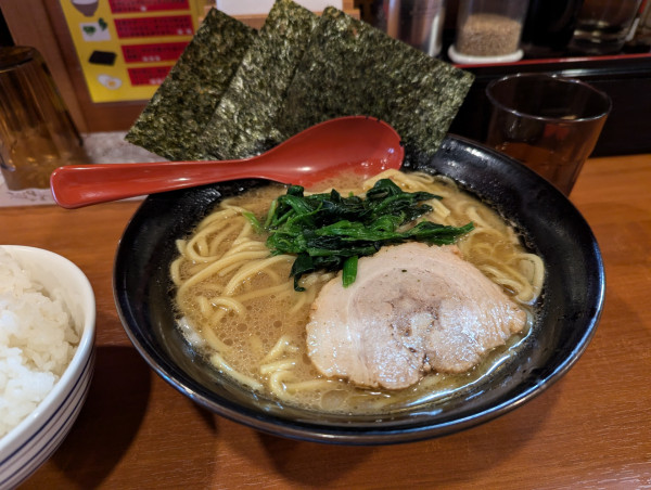 「豚骨醤油らーめん」@横浜家系ラーメン希家 上野店の写真