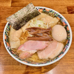 もちもち雲呑味玉中華そば（1250円）＋奈つやの茶碗カレー（300円）