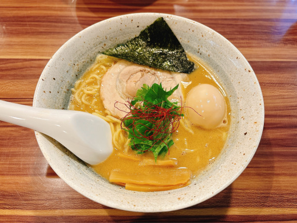 「鶏白湯 しょうゆ+味玉」@麺屋こはるの写真