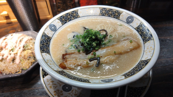 「神虎ラーメン ランチチャーハン」@麺’s room 神虎 大阪駅前ビル店の写真