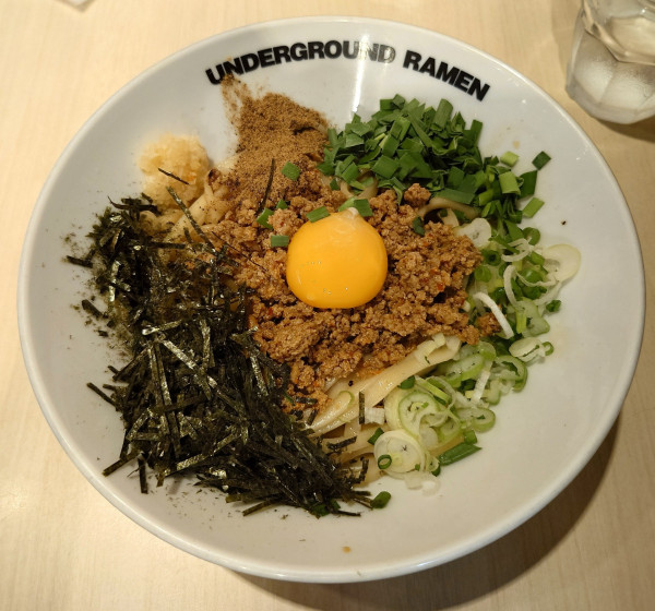 「まぜそば(にんにくあり、960円)」@UNDERGROUND RAMEN 頑者 コクーンシティさいたま新都心店の写真