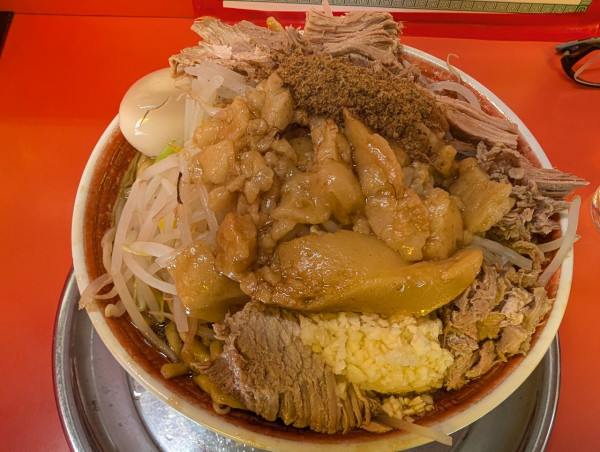 「大ラーメン豚入り・味玉」@麺でる 戸越店の写真