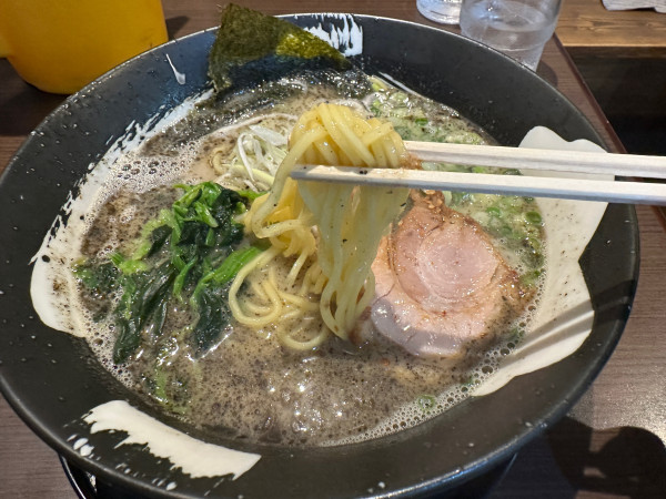 「鶏白湯塩らうめん黒」@らうめん 纏の写真