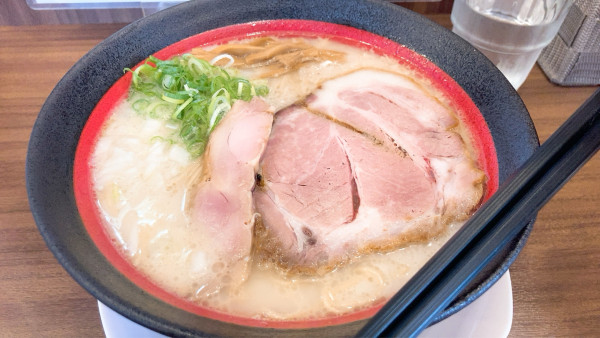 「鶏白らーめん背脂入り塩」@石臼玄麦自家製らーめん 丸竈の写真