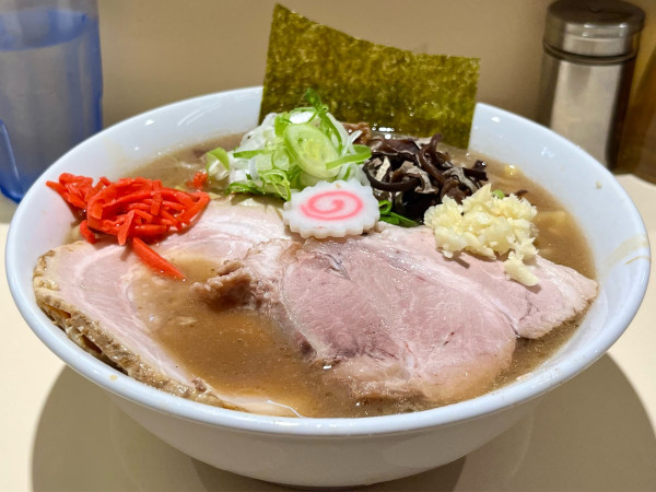 「二丁目ラーメン ニンニク 紅しょうが」@自家製麺 二丁目ラーメンの写真
