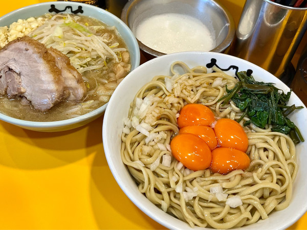 「プチ二郎 トドメ玉×2 生たまごW 玉ねぎたまご メレンゲ」@ラーメン二郎 八王子野猿街道店2の写真