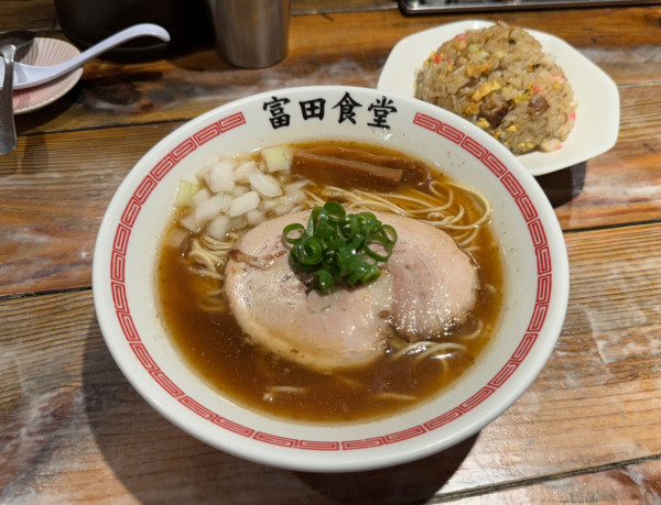 「煮干そば＋チャーハン（小）」@松戸中華そば 富田食堂の写真